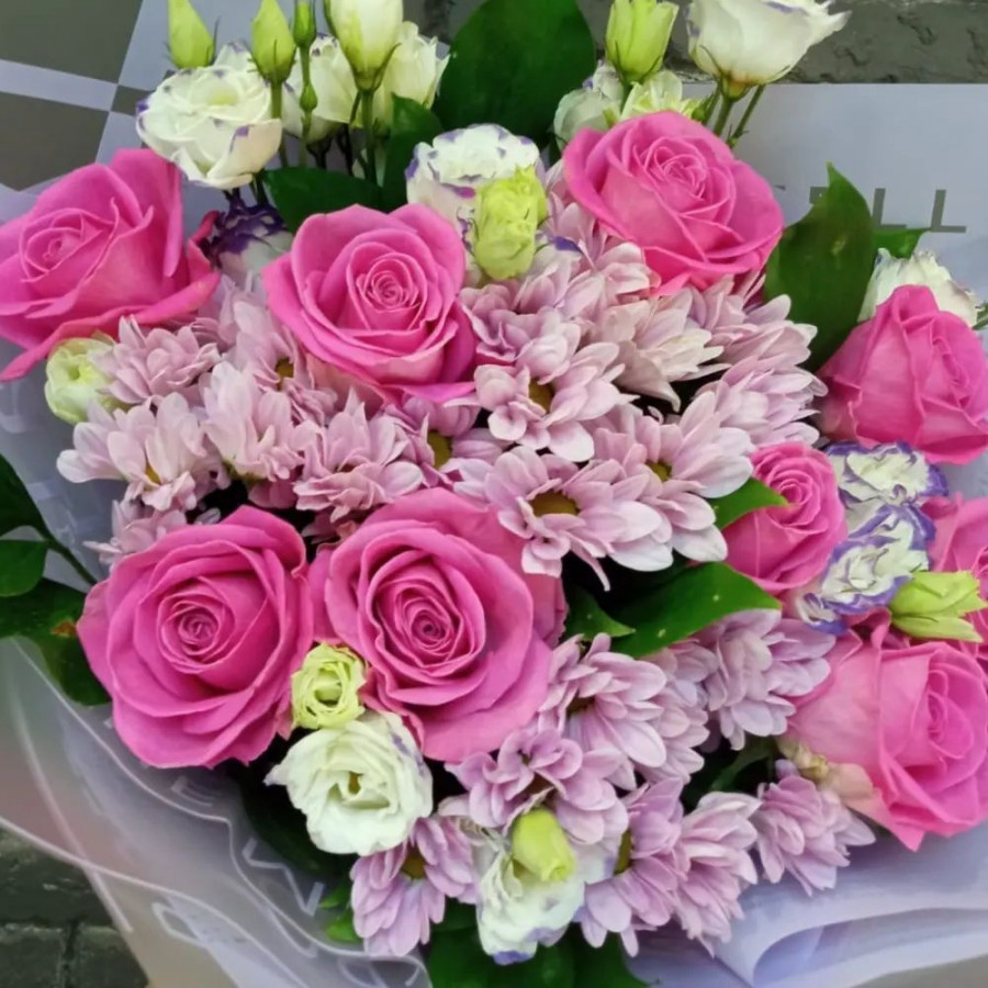 Букет из розовых роз, хризантем и эустомы - фото 2