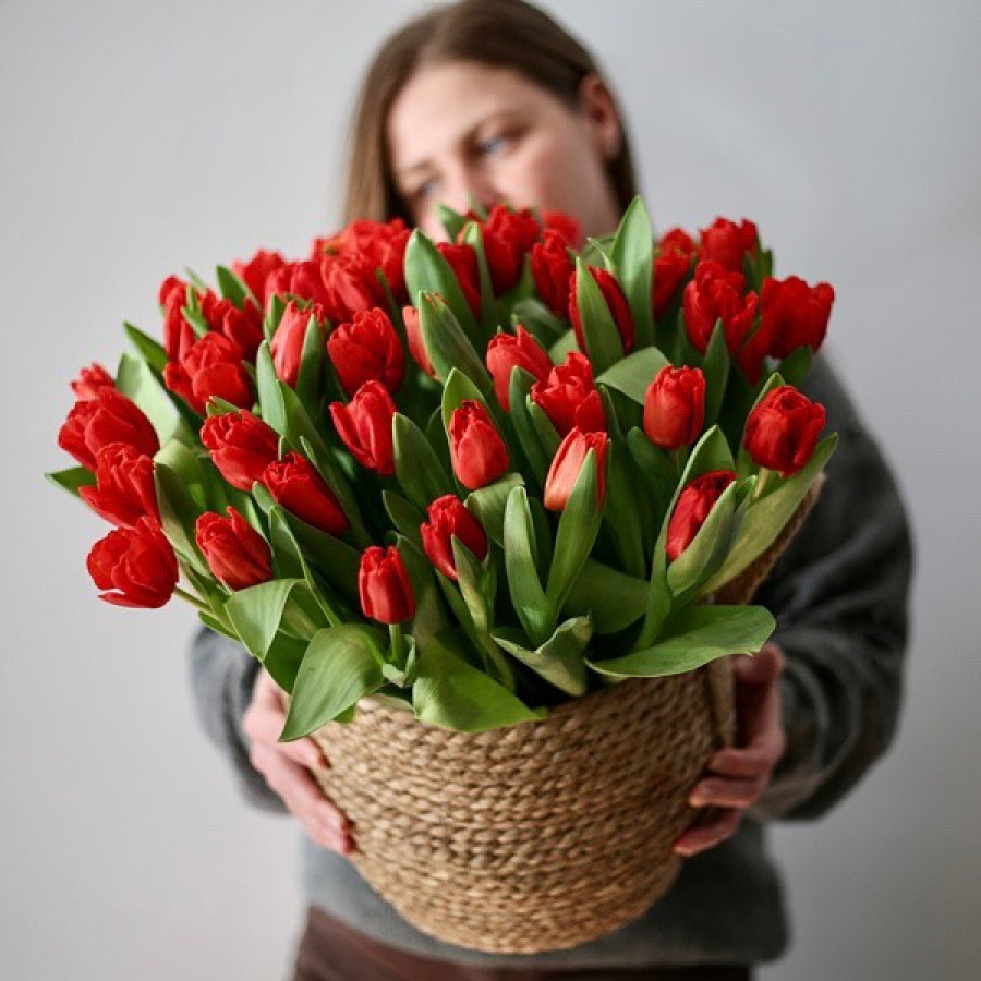 Красные тюльпаны в корзине - фото 2